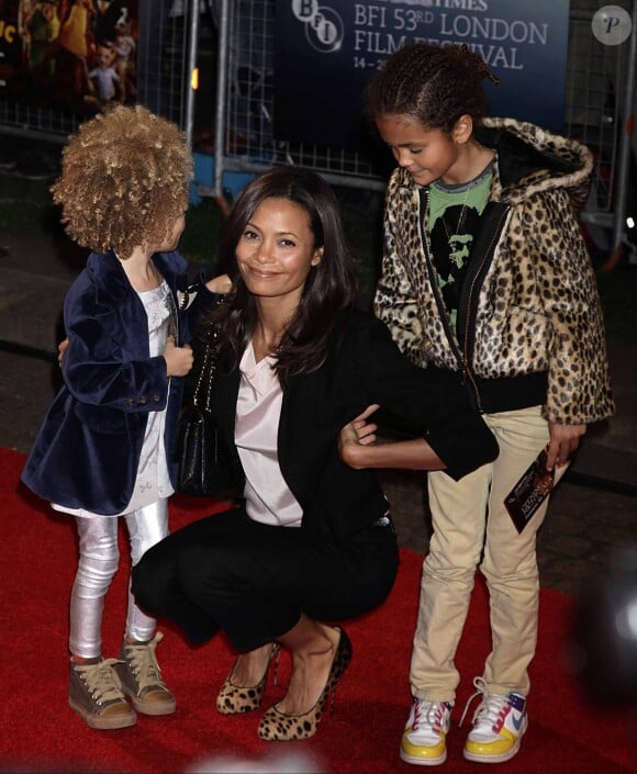 Thandie Newton et ses enfants Nico et Ripley à Londres, le 14 octobre 2009.