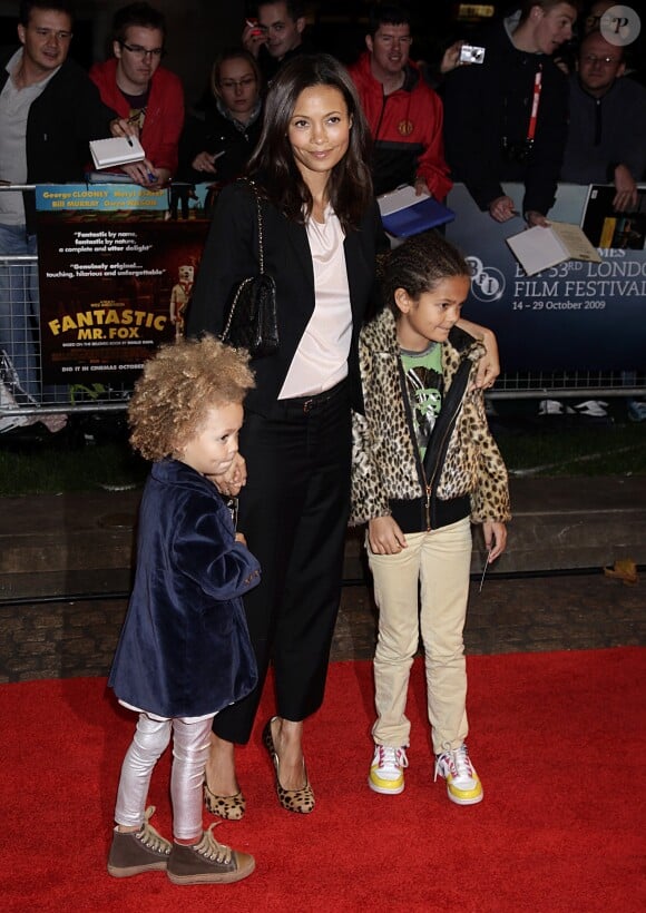 Thandie Newton et ses enfants Nico et Ripley Parker à Londres, le 15 octobre 2009. 
