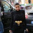  Kim Kardashian, en pleine séance shopping à Paris, porte une robe Balmain (collection automne-hiver 2012) et une ceinture Judith Lieber, des collants Kardashian Kollection et des bottines Tom Ford. Le 14 avril 2014. 