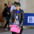  Lily Allen, aper&ccedil;ue &agrave; la sortie de BBC Radio One, porte un perfecto Balenciaga, un sweater Fay &agrave; l'effigie de Snoopy, un sac rose Chanel, un slim noir et des souliers Christian Louboutin. Londres, le 16 avril 2014. 