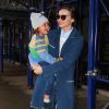 Miranda Kerr, de sortie à New York avec son fils Flynn, porte des lunettes Miu Miu, un manteau en denim Isabel Marant, un jean Frame Denim et des souliers Manolo Blahnik (modèle Carolyne). Le 8 avril 2014.