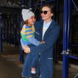  Miranda Kerr, de sortie &agrave; New York avec son fils Flynn, porte des lunettes Miu Miu, un manteau en denim Isabel Marant, un jean Frame Denim et des souliers Manolo Blahnik (mod&egrave;le Carolyne). Le 8 avril 2014. 