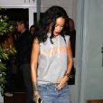 Rihanna quitte le restaurant Giorgio Baldi à Santa Monica, habillée d'un sweater Lovers and Friends, d'un jean et de baskets Air Jordan 1. Le 17 avril 2014.