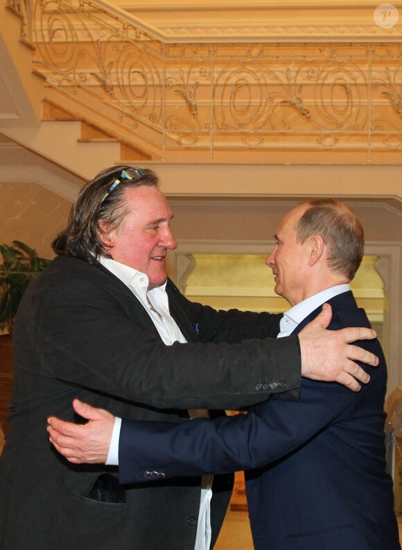 Gerard Depardieu a été reçu par Vladimir Poutine dans sa datcha de Sotchi sur les bords de la Mer Noire ou le président russe lui a remis son passeport de citoyen russe le 5 janvier 2013.