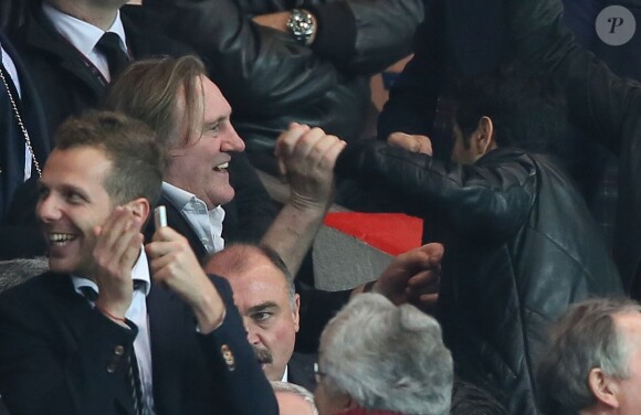 Gérard Depardieu et Jamel Debbouze - Match de football de la Ligue des Champions entre le PSG et Chelsea au Parc des Princes à Paris le 2 avril 2014.