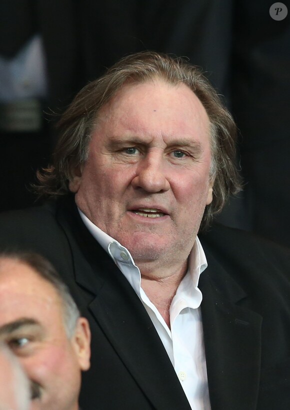 Gérard Depardieu assiste au match de football de la Ligue des Champions entre le PSG et Chelsea au Parc des Princes à Paris le 2 avril 2014.