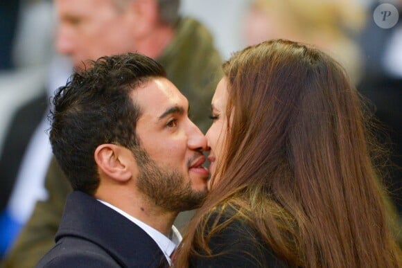 Maxime Mermoz et Barbara Morel, amoureux lors du match du tournoi des VI Nations entre la France et l'Angleterre au Stade de France à Saint-Denis, le 1er février 2014