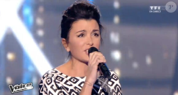 La chanteuse Jenifer, sublime sur le plateau de The Voice sur TF1, le samedi 19 avril 2014.