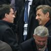 Manuel Valls et Nicolas Sarkozy lors de la finale de football de la Coupe de la Ligue, PSG - Lyon (2-1), au Stade de France à Paris le 19 avril 2014. 