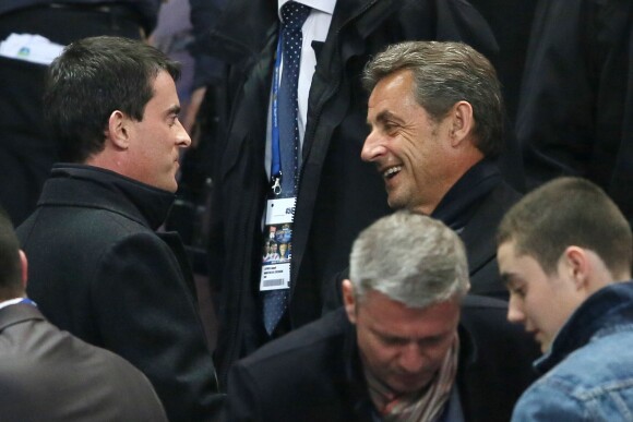 Manuel Valls et Nicolas Sarkozy lors de la finale de football de la Coupe de la Ligue, PSG - Lyon (2-1), au Stade de France à Paris le 19 avril 2014. 