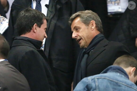 Manuel Valls et l'ex-président Nicolas Sarkozy lors de la finale de football de la Coupe de la Ligue, PSG - Lyon (2-1), au Stade de France à Paris le 19 avril 2014. 