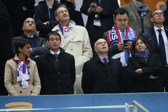 Najat Vallaud-Belkacem, Manuel Valls, Bernard Cazeneuve et Anne Hidalgo lors de la finale de football de la Coupe de la Ligue, PSG - Lyon (2-1), au Stade de France à Paris le 19 avril 2014. 