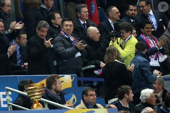 Nicolas Sarkozy et ses fils Pierre et Louis lors de la finale de football de la Coupe de la Ligue, PSG - Lyon (2-1), au Stade de France à Paris le 19 avril 2014. 