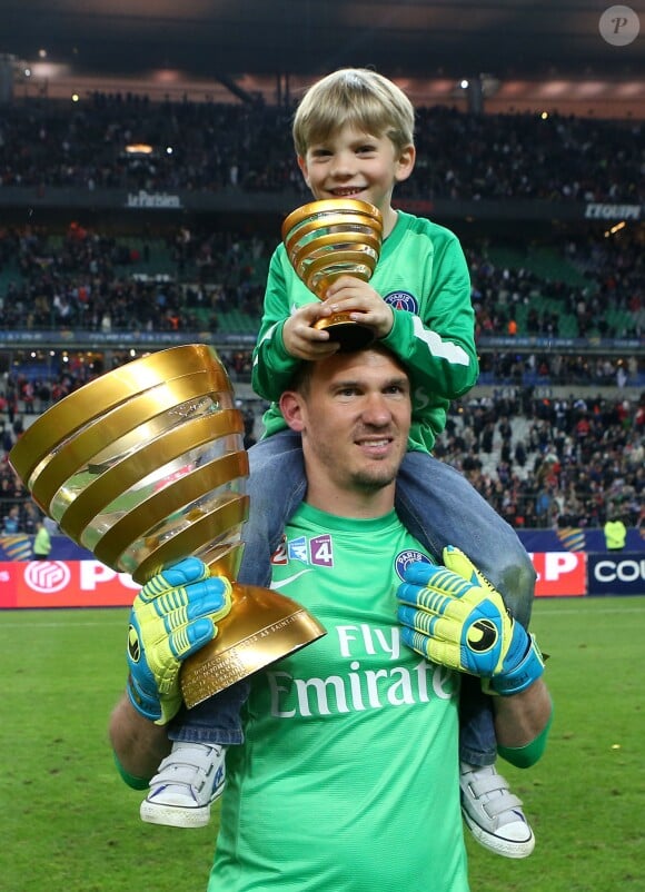 Nicolas Douchez et son fils lors de la finale de football de la Coupe de la Ligue, PSG - Lyon (2-1), au Stade de France à Paris le 19 avril 2014. 