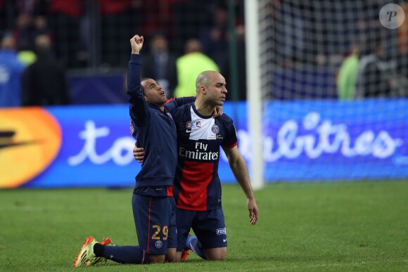 Lucas Moura et Alex lors de la finale de la Coupe de la Ligue, PSG - Lyon (2-1), au Stade de France à Paris le 19 avril 2014. 