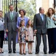  La princesse Letizia d'Espagne, Felipe d'Espagne, la reine Sofia, les deux princesses Sofia et Leonor, le roi Juan Carlos et l'infante Elena lors de la messe de P&acirc;ques &agrave; Palma de Majorque le 20 avril 2014. 