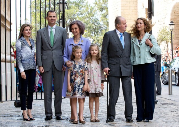 La princesse Letizia d'Espagne, Felipe d'Espagne, la reine Sofia, les deux princesses Sofia et Leonor, le roi Juan Carlos et l'infante Elena lors de la messe de Pâques à Palma de Majorque le 20 avril 2014.