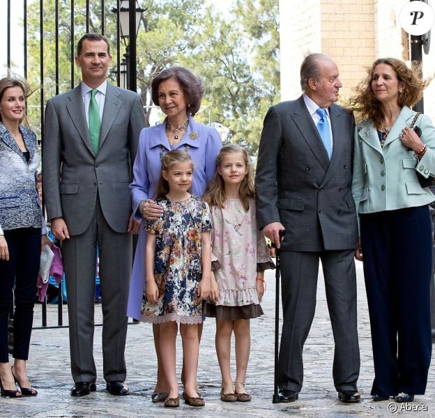 La princesse Letizia d'Espagne, Felipe d'Espagne, la reine Sofia, les deux princesses Sofia et Leonor, le roi Juan Carlos et l'infante Elena lors de la messe de P&acirc;ques &agrave; Palma de Majorque le 20 avril 2014.