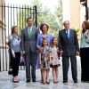 La princesse Letizia d'Espagne, Felipe d'Espagne, la reine Sofia, les deux princesses Sofia et Leonor, le roi Juan Carlos et l'infante Elena lors de la messe de Pâques à Palma de Majorque le 20 avril 2014.