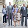 La princesse Letizia d'Espagne, Prince Felipe, la reine Sofia, les deux princesses Sofia et Leonor, le roi Juan Carlos et l'infante Elena lors de la messe de Pâques à Palma de Majorque le 20 avril 2014.