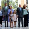 La princesse Letizia d'Espagne, Prince Felipe, la reine Sofia, les deux princesses Sofia et Leonor, le roi Juan Carlos et l'infante Elena lors de la messe de Pâques à Palma de Majorque le 20 avril 2014.