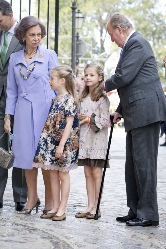 Felipe, Sofia, les deux princesses Sofia et Leonor, le roi Juan Carlos lors de la messe de Pâques à Palma de Majorque le 20 avril 2014.