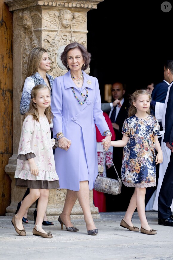 La princesse Letizia d'Espagne, la reine Sofia, les deux princesses Sofia et Leonor lors de la messe de Pâques à Palma de Majorque le 20 avril 2014.