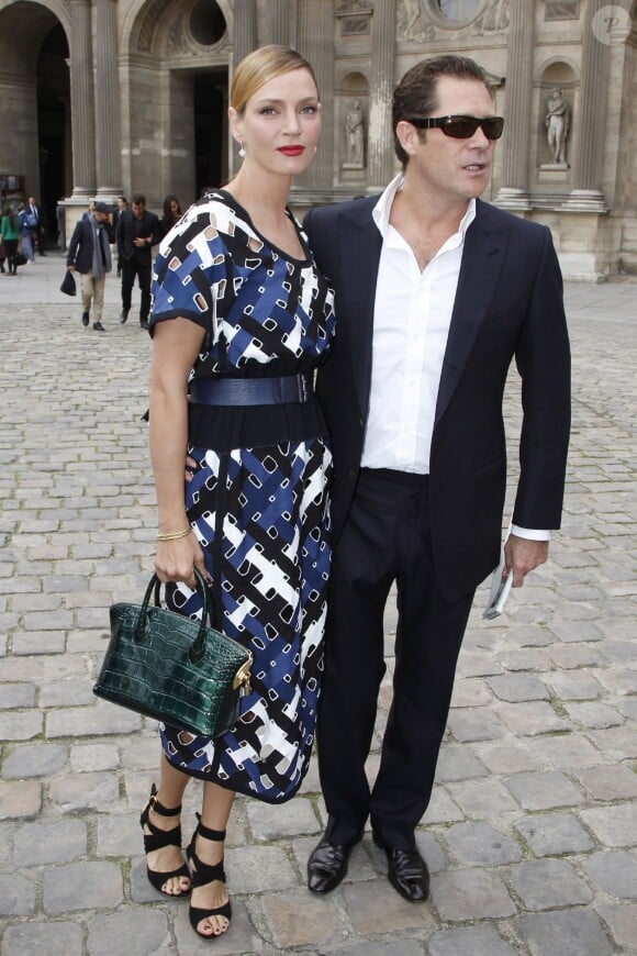 Uma Thurman et Arpad Busson à Paris pour le défilé Louis Vuitton le 5 octobre 2012