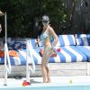Minnie Driver profite de la piscine pendant ses vacances à Miami, le 10 avril 2014. Ce sont les mêmes photos qui ont déclenché une vague de critiques mesquines à l'égard du corps de l'actrice britannique de 44 ans.
