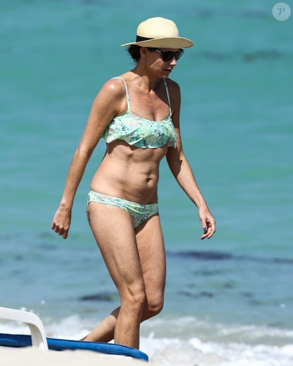 Minnie Driver pendant ses vacances à Miami, le 10 avril 2014. Ce sont les mêmes photos qui ont déclenché une vague de critiques mesquines à l'égard du corps de l'actrice britannique de 44 ans.