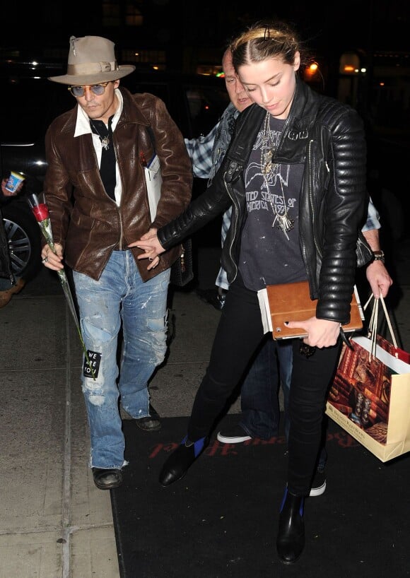 Johnny Depp (avec une rose à la main) emmène sa fiancée Amber Heard dans une librairie pour son anniversaire (28 ans) à New York, le 22 avril 2014.