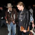 Johnny Depp (avec une rose à la main) emmène sa fiancée Amber Heard dans une librairie pour son anniversaire (28 ans) à New York, le 22 avril 2014.