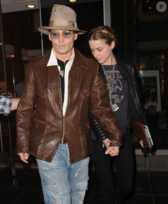 Johnny Depp emmène sa fiancée Amber Heard dans une librairie pour son anniversaire (28 ans) à New York, le 22 avril 2014.