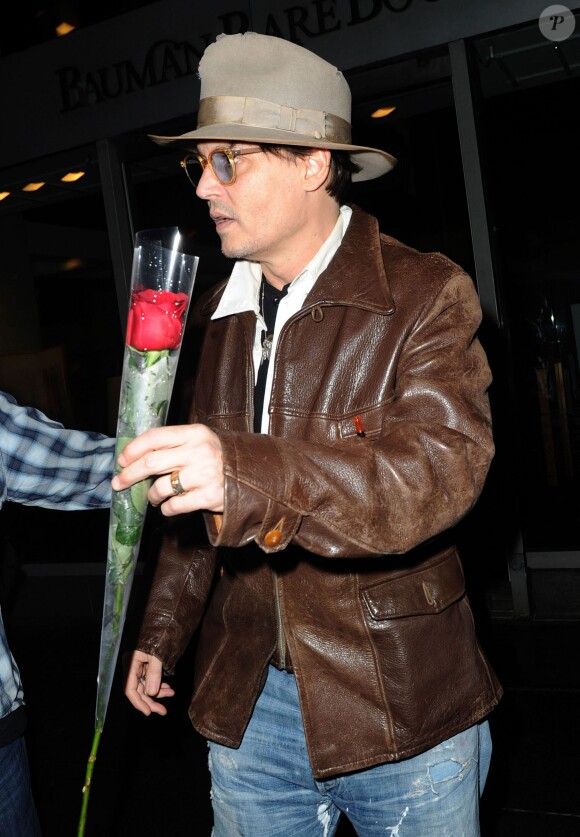 Johnny Depp avec une rose à la main à New York, le 22 avril 2014.