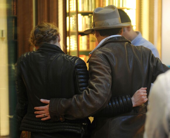 Johnny Depp et sa fiancée Amber Heard dans une librairie de livres anciens et rares à New York, le 22 avril 2014.