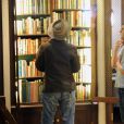 Johnny Depp et sa fiancée Amber Heard dans une librairie de livres anciens et rares à New York, le 22 avril 2014.