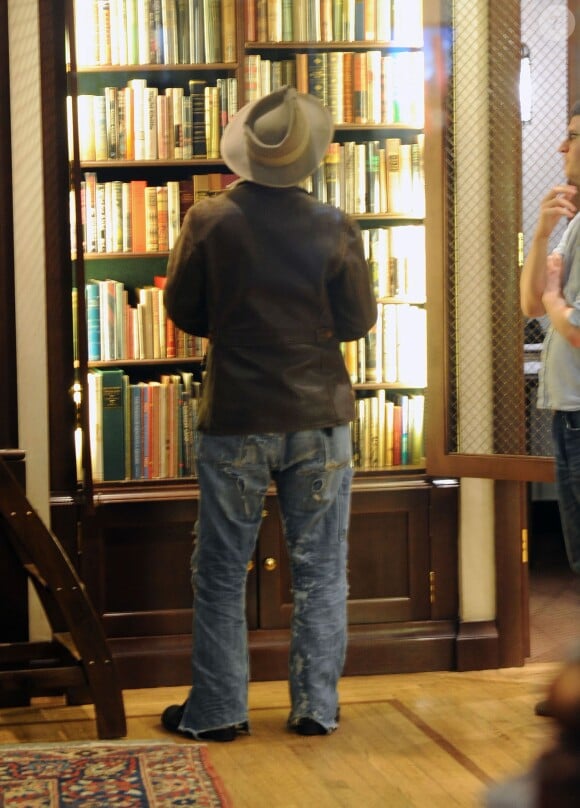 Johnny Depp et sa fiancée Amber Heard dans une librairie de livres anciens et rares à New York, le 22 avril 2014.