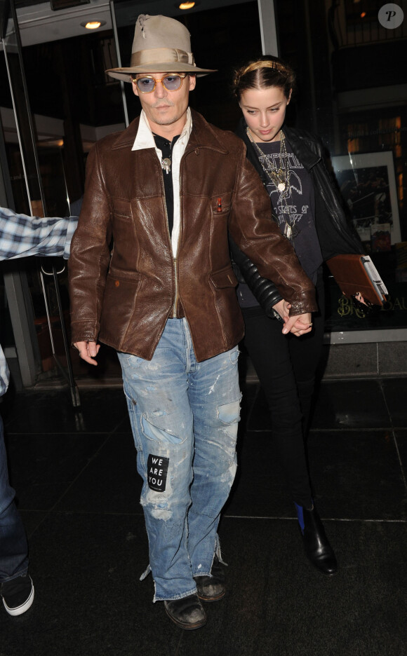 Johnny Depp emmène sa fiancée Amber Heard dans une librairie pour son anniversaire (28 ans) à New York, le 22 avril 2014.