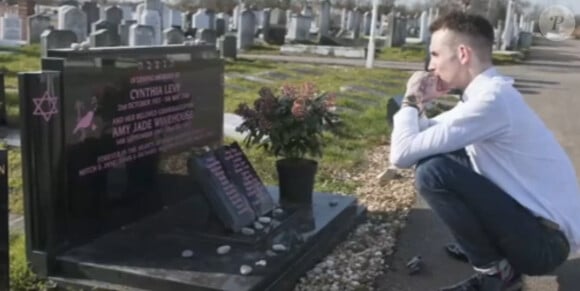 Près de trois ans après la disparition brutale d'Amy Winehouse, son ancien conjoint, Blake Fielder-Civil s'est recueilli pour la première fois sur sa tombe en avril 2014.