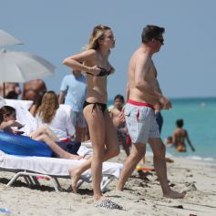 Exclusif - Dree Hemingway profite d'une apr&egrave;s-midi ensoleill&eacute;e sur une plage de Miami. Le 23 avril 2014.