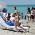  Exclusif - Dree Hemingway profite d'une apr&egrave;s-midi ensoleill&eacute;e sur une plage de Miami. Le 23 avril 2014. 