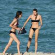  Exclusif - Dree Hemingway et une amie sur une plage de Miami. Le 23 avril 2014. 