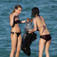  Exclusif - Dree Hemingway et une amie profitent de la plage &agrave; Miami. Le 23 avril 2014. 