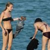 Exclusif - Dree Hemingway et une amie profitent de la plage à Miami. Le 23 avril 2014.