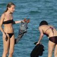  Exclusif - Dree Hemingway et une amie profitent de la plage &agrave; Miami. Le 23 avril 2014. 