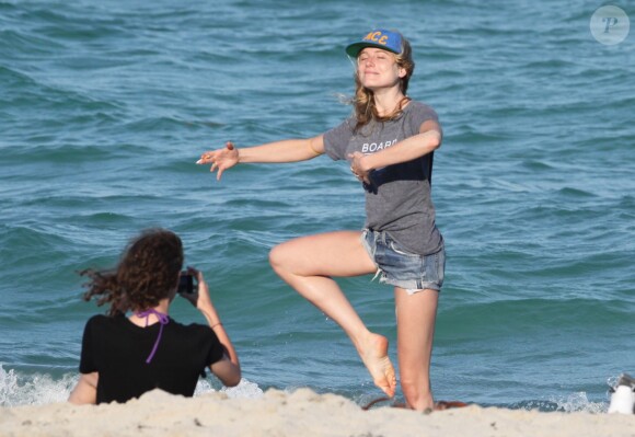 Exclusif - Dree Hemingway passe son après-midi sur une plage à Miami. Le 23 avril 2014