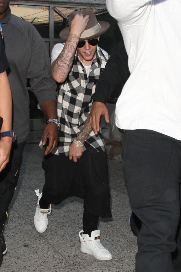 Le chanteur Justin Bieber retenu par la douane à son arrivée à l'aéroport de LAX à Los Angeles, le 24 avril 2014.