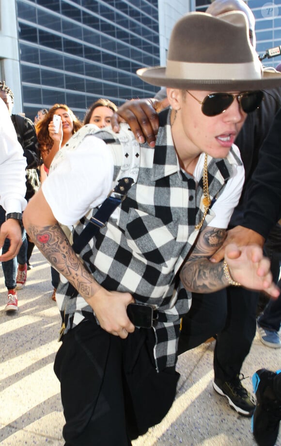 Justin Bieber retenu par la douane à son arrivée à l'aéroport de LAX à Los Angeles, le 24 avril 2014.
