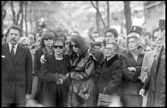 Madeleine, Laura Truffaut, Catherine Deneuve parmi la foule lors de l'enterrement de François Truffaut au cimetière de Montmartre à Paris le 28 octobre 1984