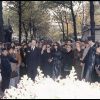 Madeleine, sa fille Laura Truffaut, Catherine Deneuve parmi la foule lors de l'enterrement de François Truffaut au cimetière de Montmartre à Paris le 28 octobre 1984